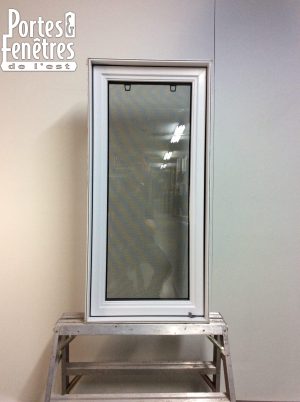 10283BP Fenêtre Battant PVC Blanc 1 sect 1 ouvr Salle de montre  21 1/2 x 45 3/4